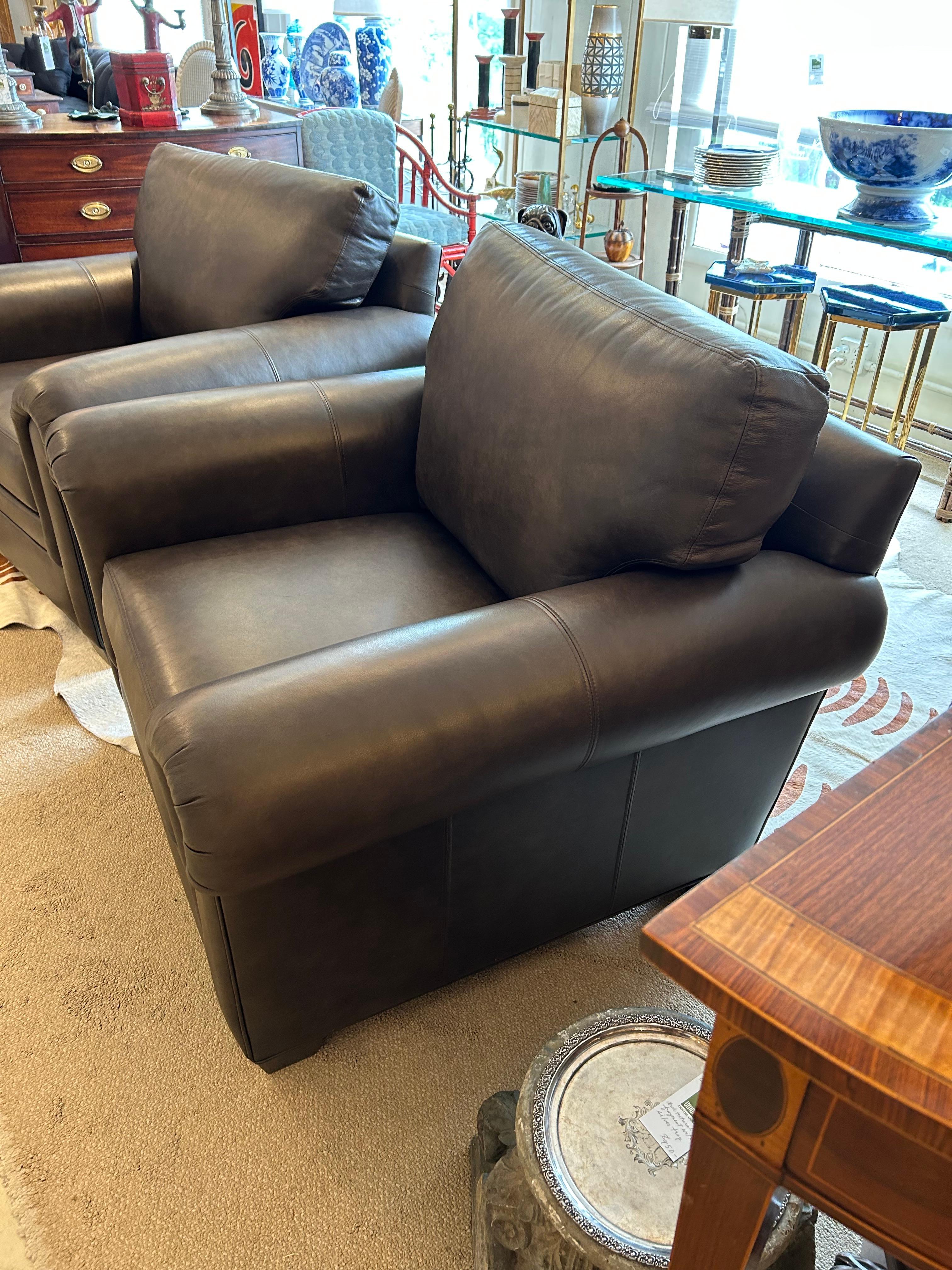 XXIe siècle et contemporain Paire de fauteuils club confortables en cuir somptueux en vente