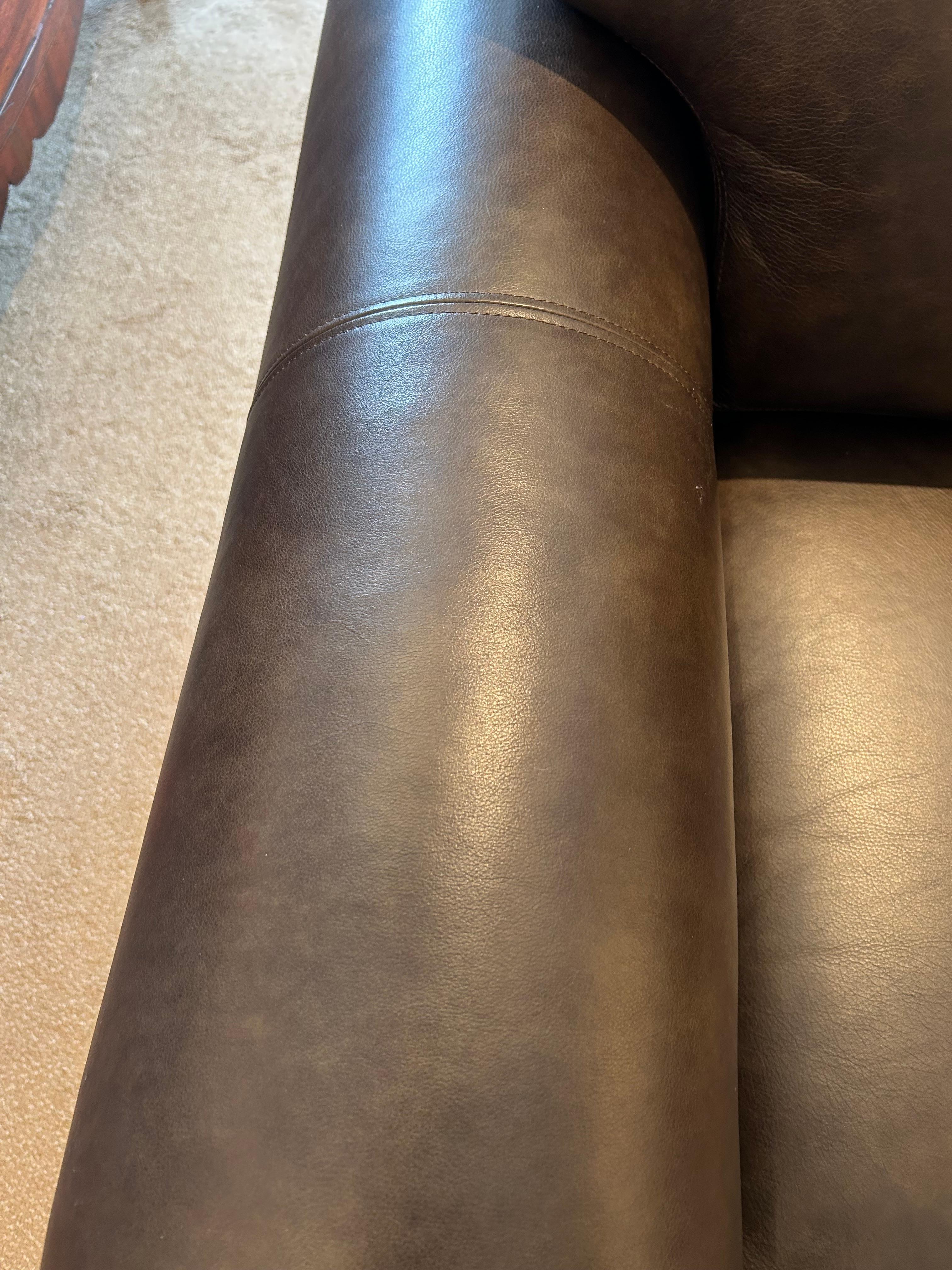 Cuir Paire de fauteuils club confortables en cuir somptueux en vente