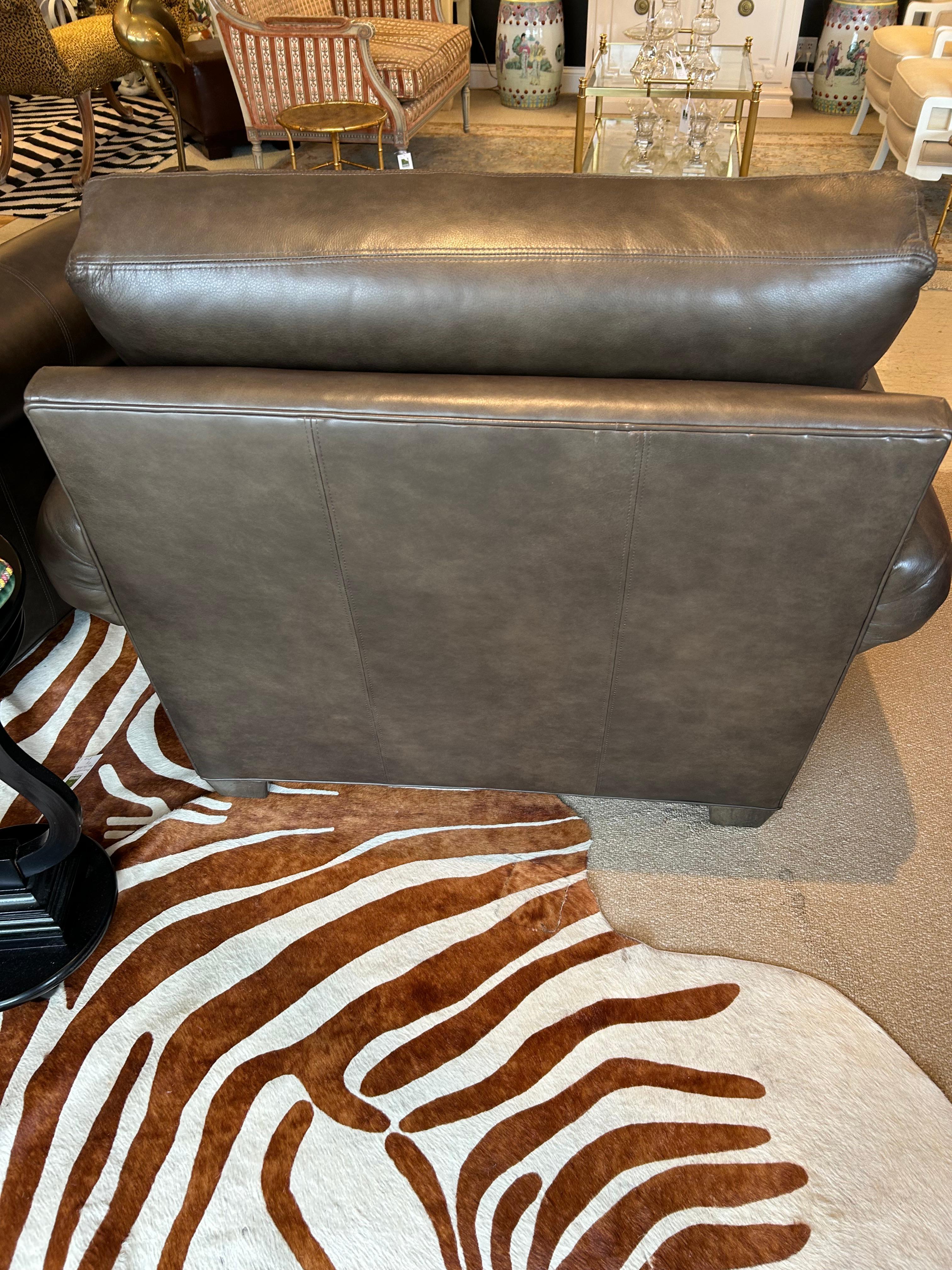 Paire de fauteuils club confortables en cuir somptueux en vente 1