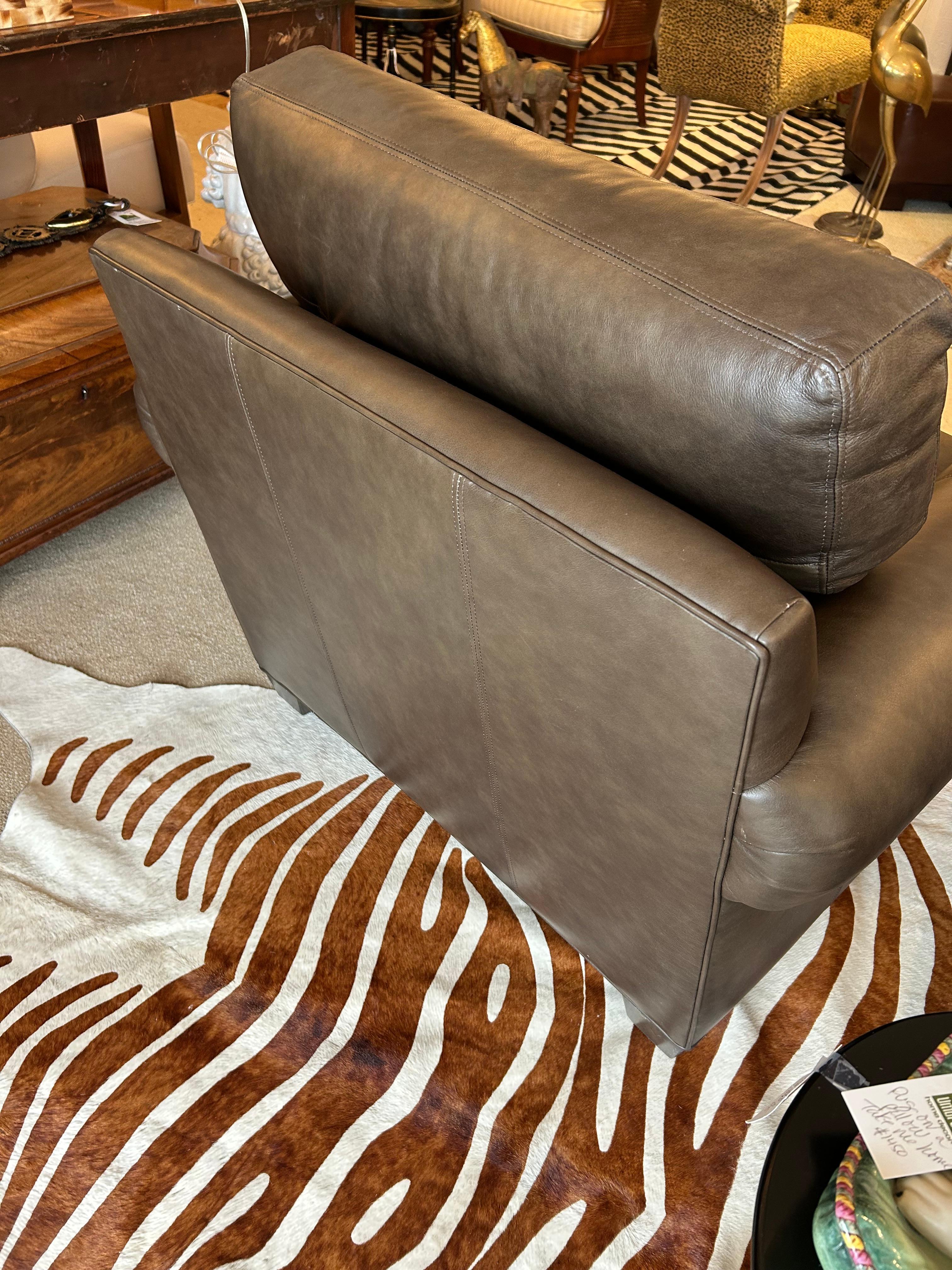 Paire de fauteuils club confortables en cuir somptueux en vente 2