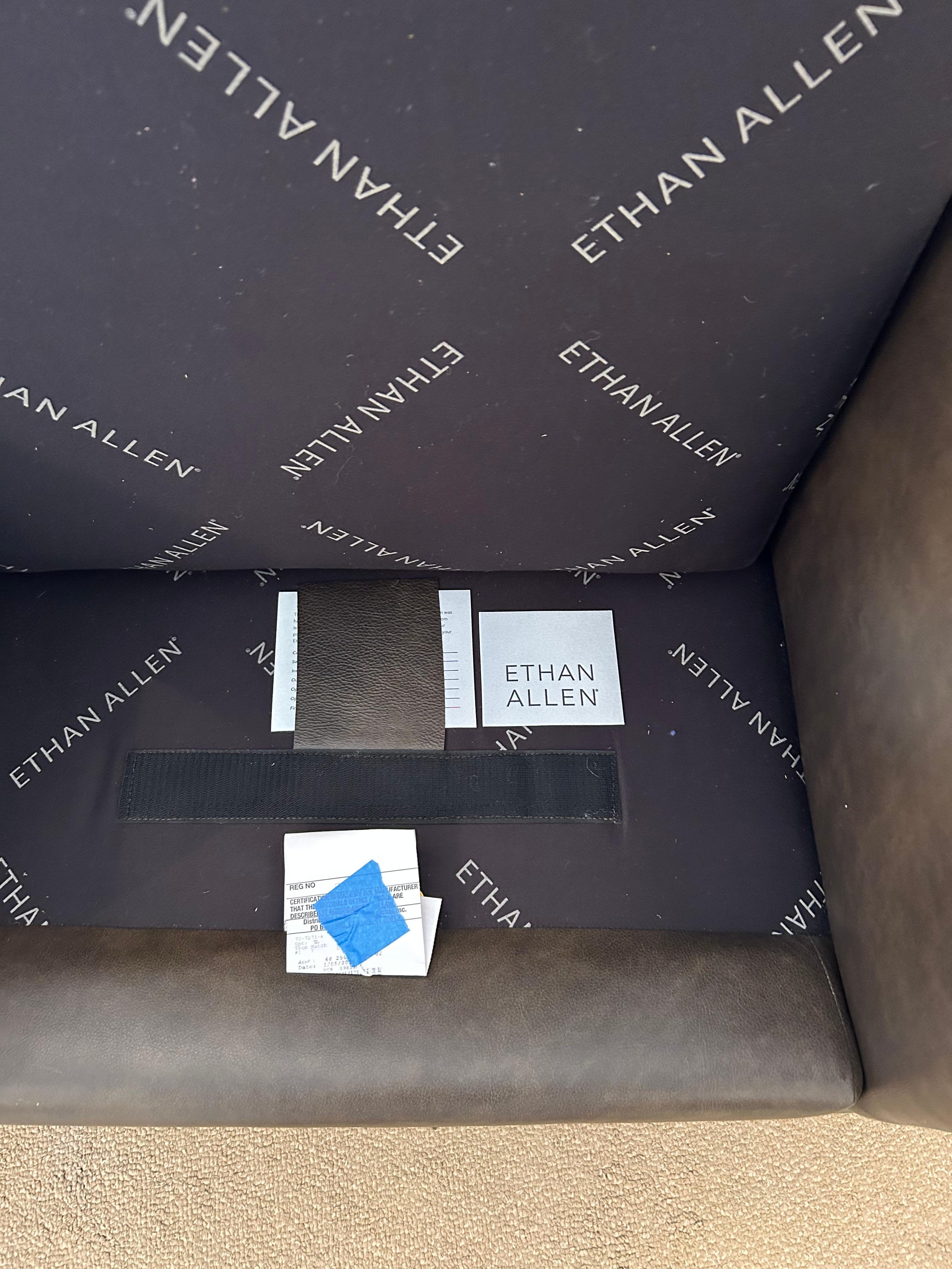 Paire de fauteuils club confortables en cuir somptueux en vente 3