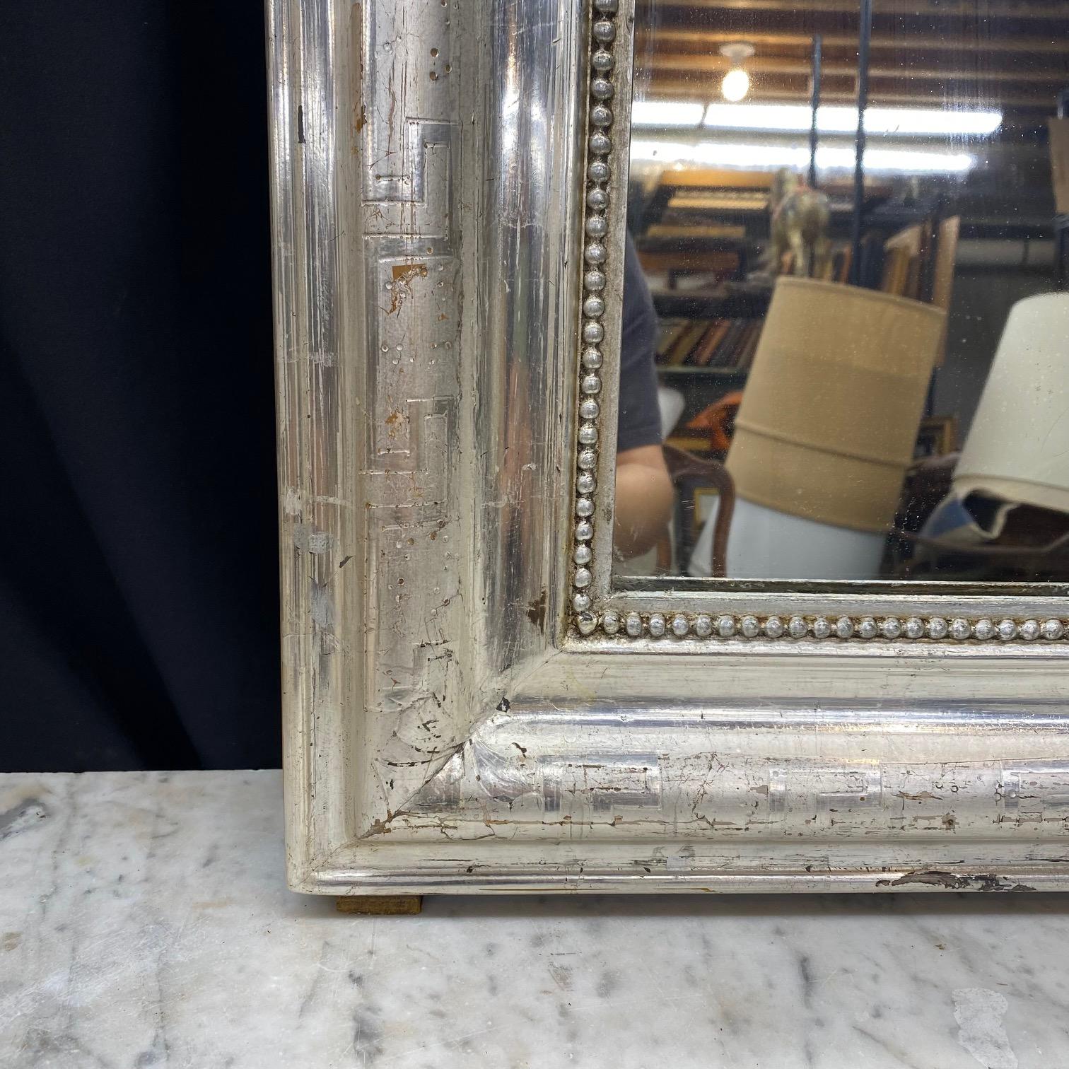 Specchio francese del XIX secolo in argento Louis Philippe con motivo a chiave greca In condizioni buone in vendita a Hopewell, NJ