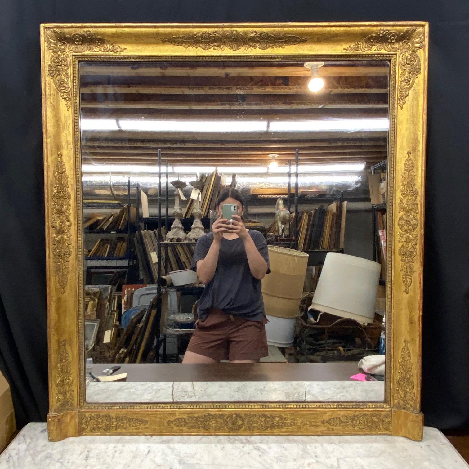 Un'elegantissima specchiera impero francese dell'inizio del XIX secolo. Splendidamente costruito in legno dorato con intagli neoclassici. Patina sensazionale. Si trova nel sud della Francia.
#8338
