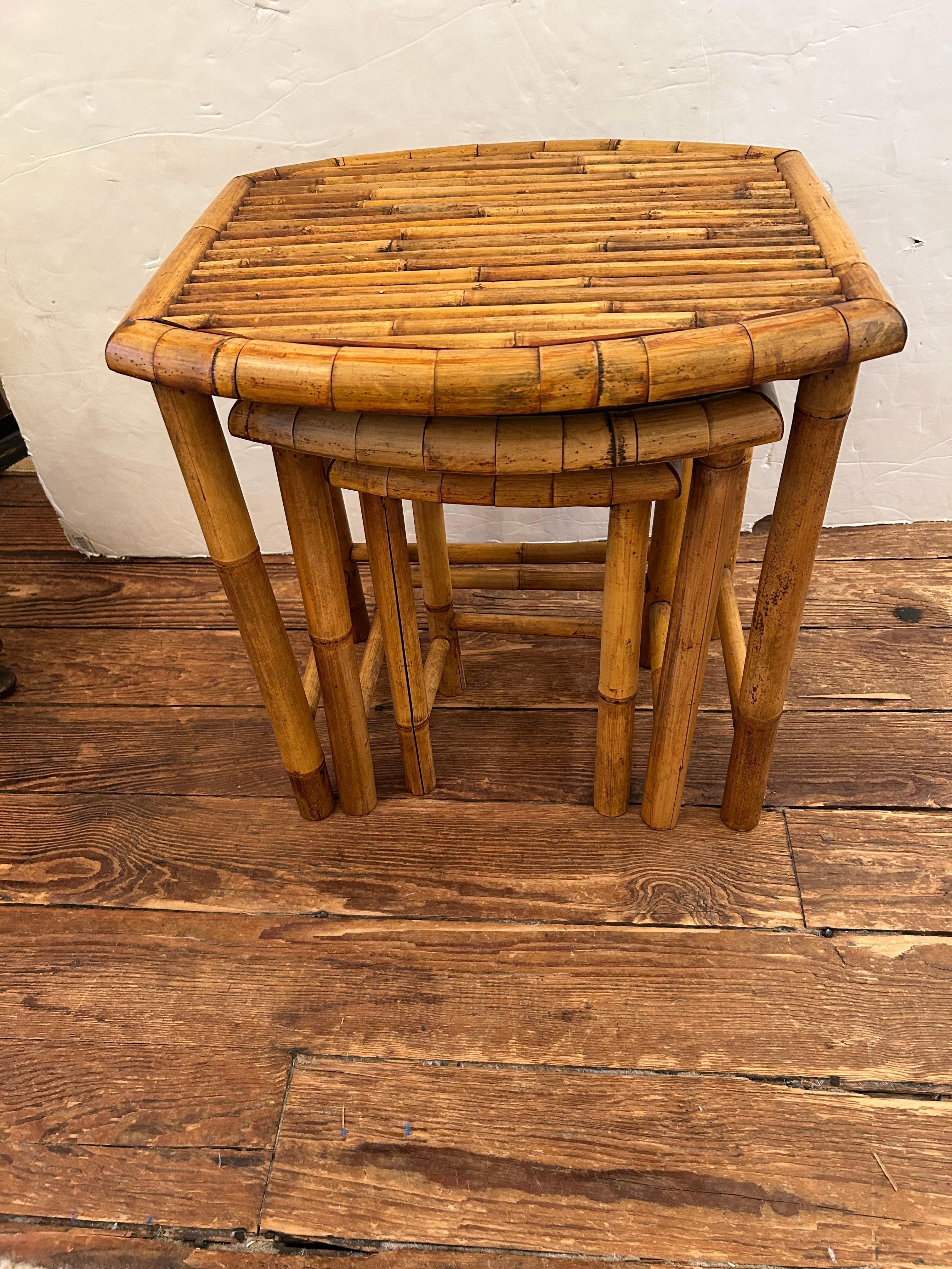 Ensemble de tables gigognes en bambou de belle facture, disponibles en 3 tailles différentes.
La taille moyenne est de 18,5 h 15,5 l 14,5 p
Le plus petit 16,5 h 11 l 10 p

Caroline