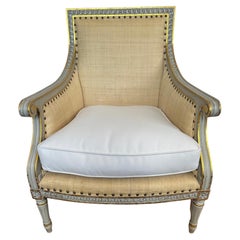 Sillón Club de rafia y madera pintada de gris de Oly Studio