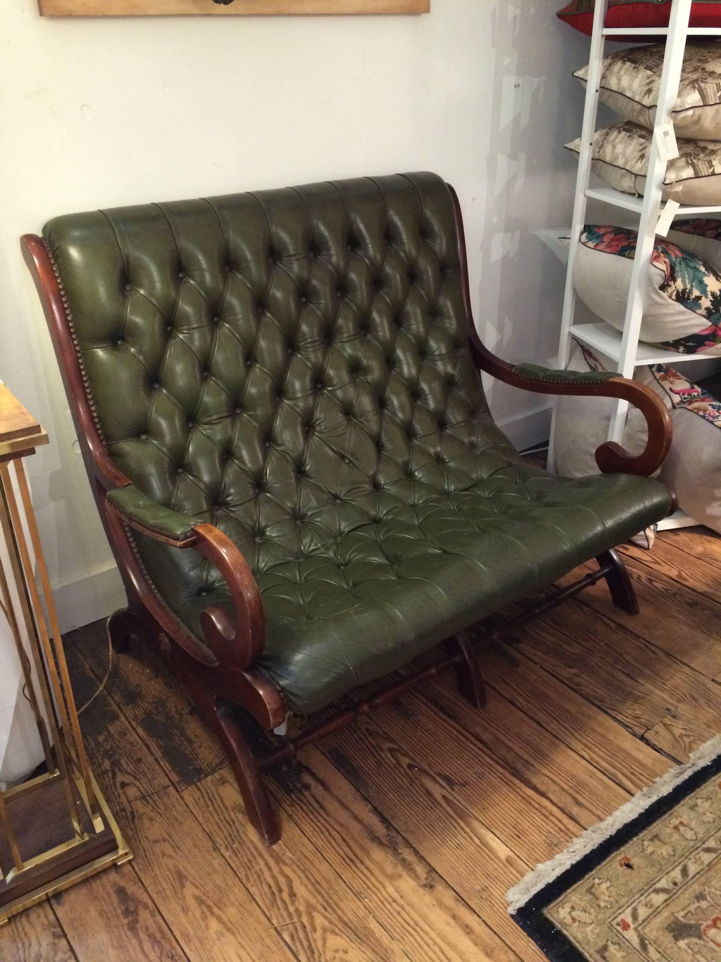 Antique English Dark Green Button Tufted Leather and Mahogany Loveseat In Excellent Condition In Hopewell, NJ