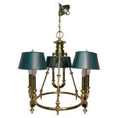 Lustre à trois bras en laiton de style « Bouillotte » avec abat-jours verts en tole, par Lightolier