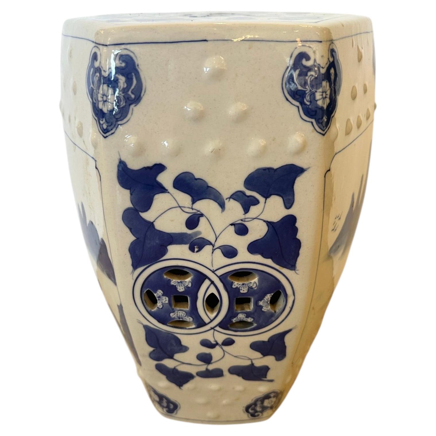 Table d'appoint de jardin en céramique chinoise bleue et blanche en vente