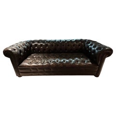 Un sensacional sofá Chesterfield vintage grande de cuero negro