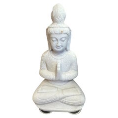 Impressionante statua in marmo cinese scolpita raffigurante Guanyin, il Bodhisattva della Compassione