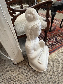 Impressionante statua in marmo cinese scolpita raffigurante Guanyin, il Bodhisattva della Compassione