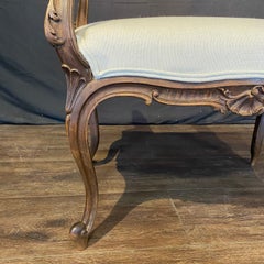 Panca decorativa, sgabello da toeletta o pouf in noce intagliato, stile Luigi XV, Francia, XIX secolo