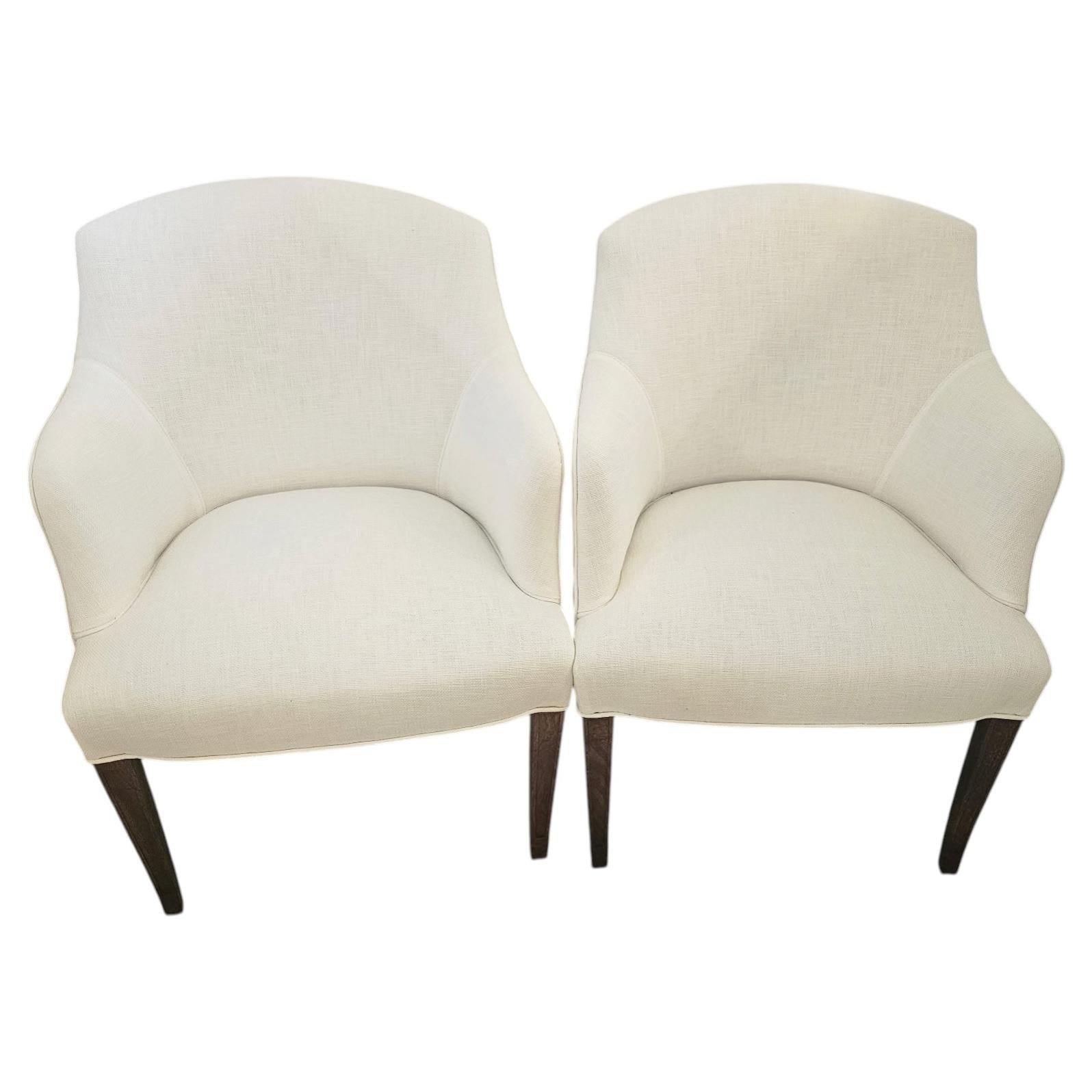 Superbe paire de fauteuils de salon français sur mesure des années 1940, récemment retapissés