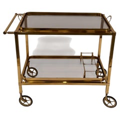 Elegante carrello bar in stile Mid-Century Modern in ottone e vetro colorato