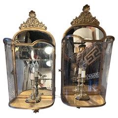 Coppia di lanterne da parete Vaughn molto grandi in ottone e plexiglass curvo