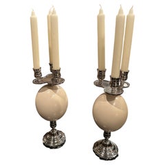 Elegante juego de candelabros de plata chapada y huevo de avestruz