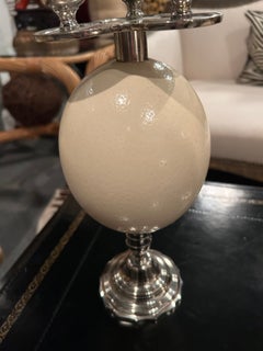 Elegante juego de candelabros de plata chapada y huevo de avestruz