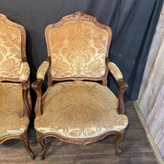 Set di quattro poltrone francesi in stile Luigi XV intagliate, rivestite in velluto e mohair tagliato