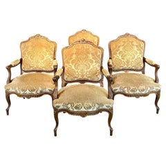 Set di quattro poltrone francesi in stile Luigi XV intagliate, rivestite in velluto e mohair tagliato