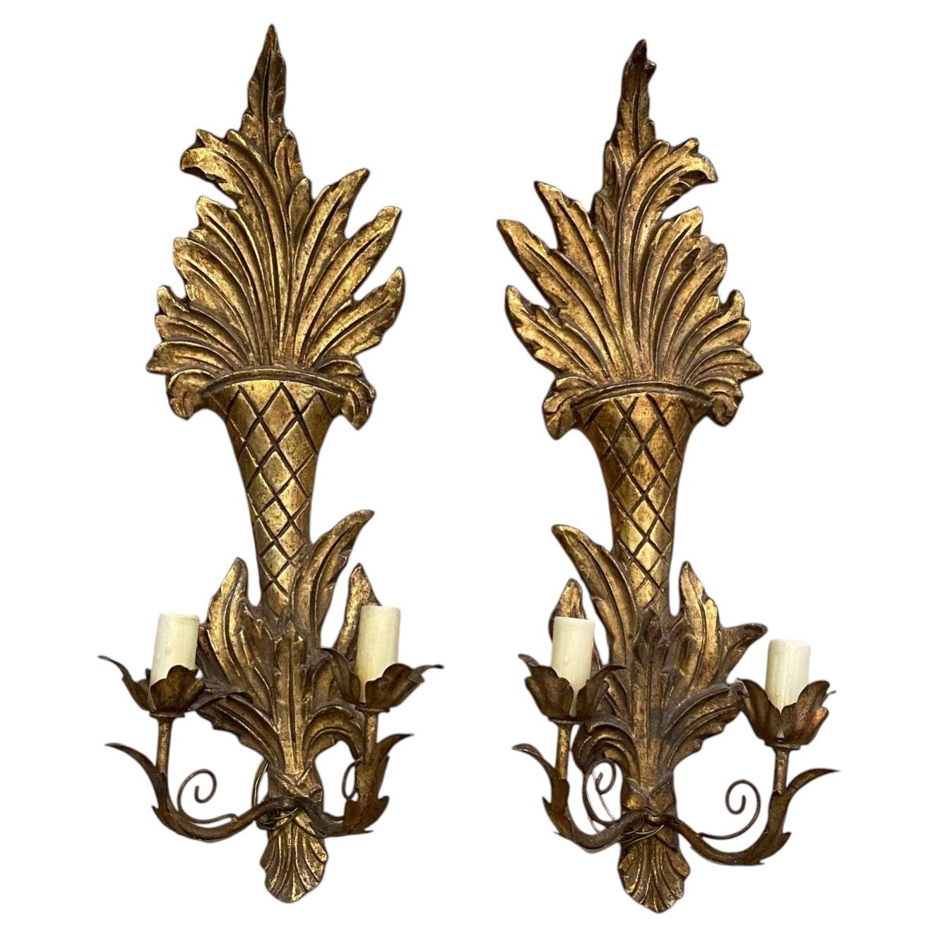 Paire d'appliques murales françaises à deux lumières en bois sculpté et doré en vente