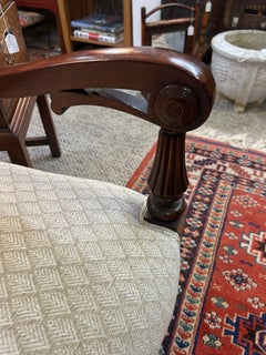 Precioso sofá de dos plazas eduardiano antiguo, pequeño y de madera oscura, con tapizado nuevo