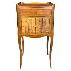 Table d'appoint, table d'appoint décorative ou table de chevet de style Louis XV avec faux livres