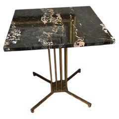 Élégante paire de tables d'appoint Art déco au plateau en marbre et aux pieds en laiton
