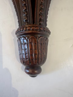 Élégante paire de supports muraux sculptés en acajou