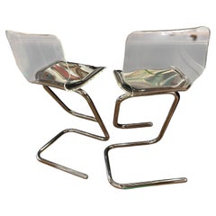 Superbe paire de tabourets de bar signés Luigi Bardini, en lucite et cuir verni noir