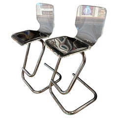 Superbe paire de tabourets de bar signés Luigi Bardini, en lucite et cuir verni noir