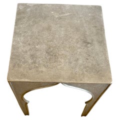Elegante mesita auxiliar cuadrada de aluminio fundido con un toque marroquí