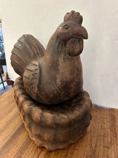 Centre de table monumental en bois sculpté représentant un coq ou une poule antique dans un nid