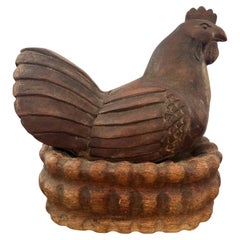 Centre de table monumental en bois sculpté représentant un coq ou une poule antique dans un nid