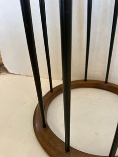 Table d'appoint ronde de style « mid-century modern » avec plateau en verre et pieds en bois noirci