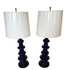 Impressionnantes lampes de table hautes, de style « mid-century modern », bleues et sculptées