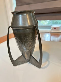 6 vases « Rocket » en étain de la marque anglaise Liberty & Company, modèle Tudric