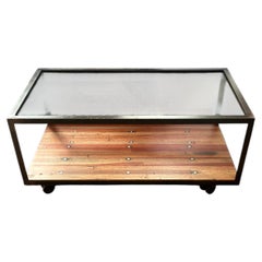Table basse sur mesure en métal, bois, treillis métallique et verre, équipée de roulettes
