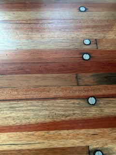 Table basse sur mesure en métal, bois, treillis métallique et verre, équipée de roulettes