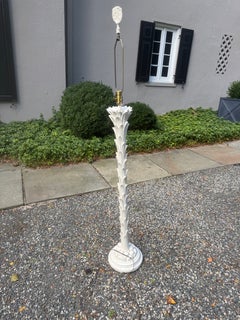 Elegante Stehlampe aus Gips und Holz mit Palmenmotiv im Stil von Serge Roche
