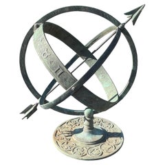 Reloj de sol vintage de bronce con pátina verde