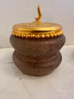 Superbe paire de bocaux en verre d'art d'atelier, ornés de couvercles à la feuille d'or