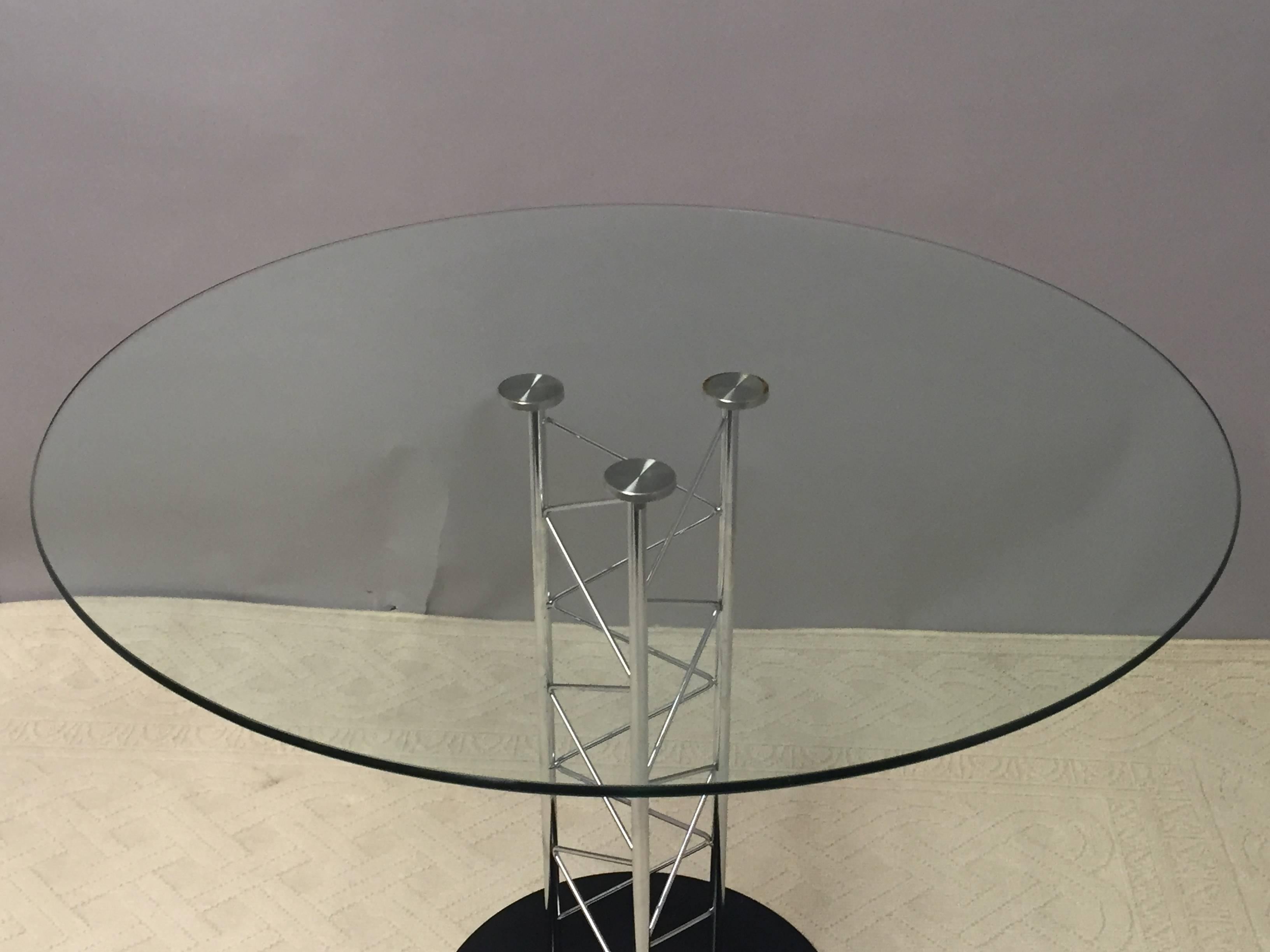 Stylish Mid-Century Modern round table having a sculptural pedestal of zig zagging chrome rods, circular black base, and a 39