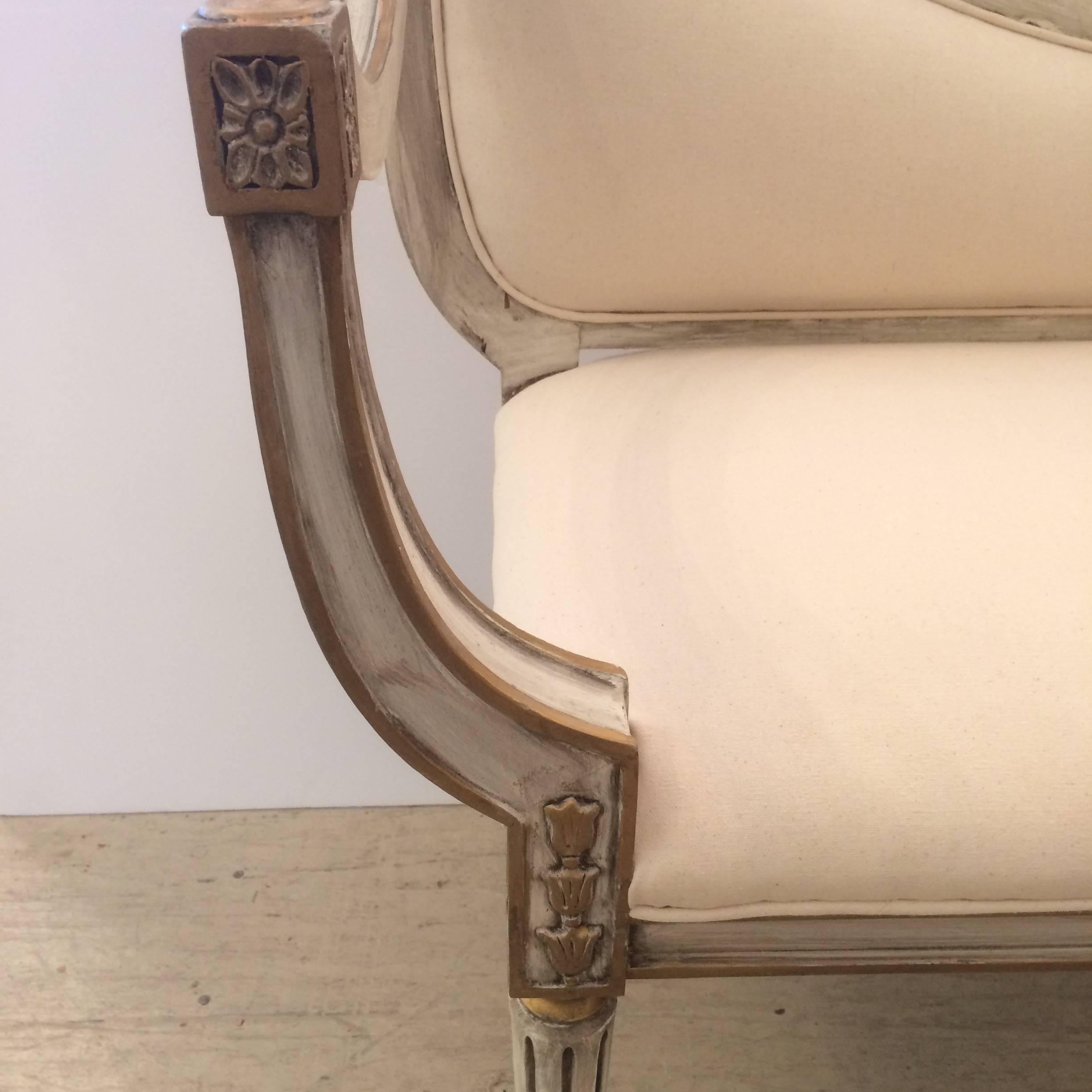 Grey and Gilded Hollywood Regency Style Settee Bench In Excellent Condition In Hopewell, NJ