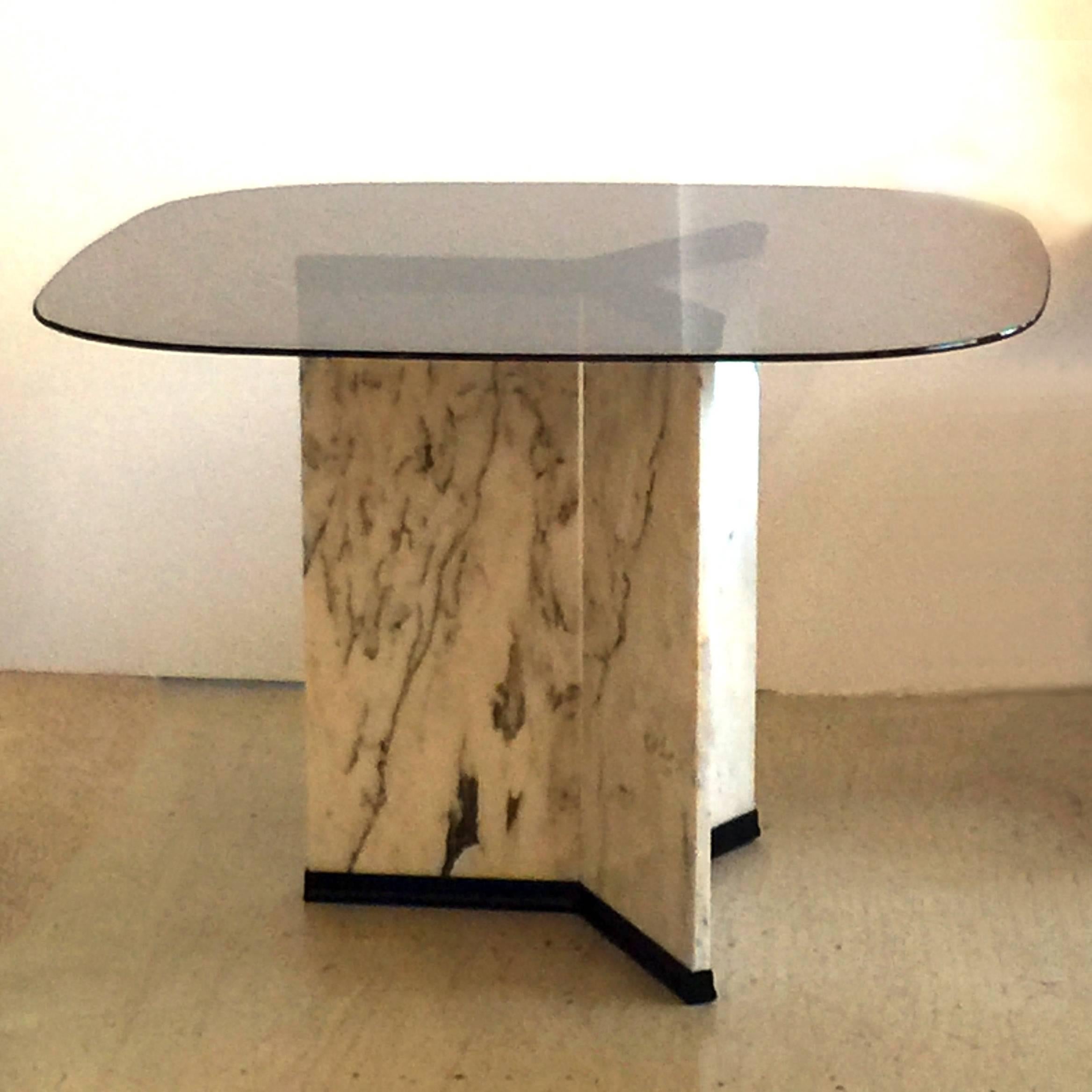A triangular vintage table base for a dining table or side table, in the style of Leon Rosen for the Pace Collection, with thick, three-sided veined marble panels, framed at the top and bottom with rubbed bronze finished brackets. Off-white, black,