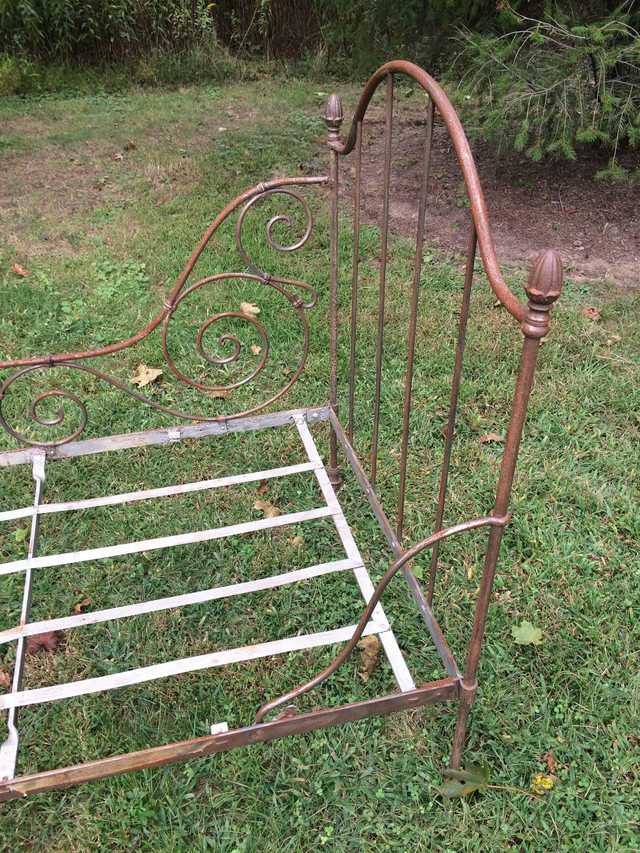 Charming Antique French Iron Daybed In Excellent Condition In Hopewell, NJ