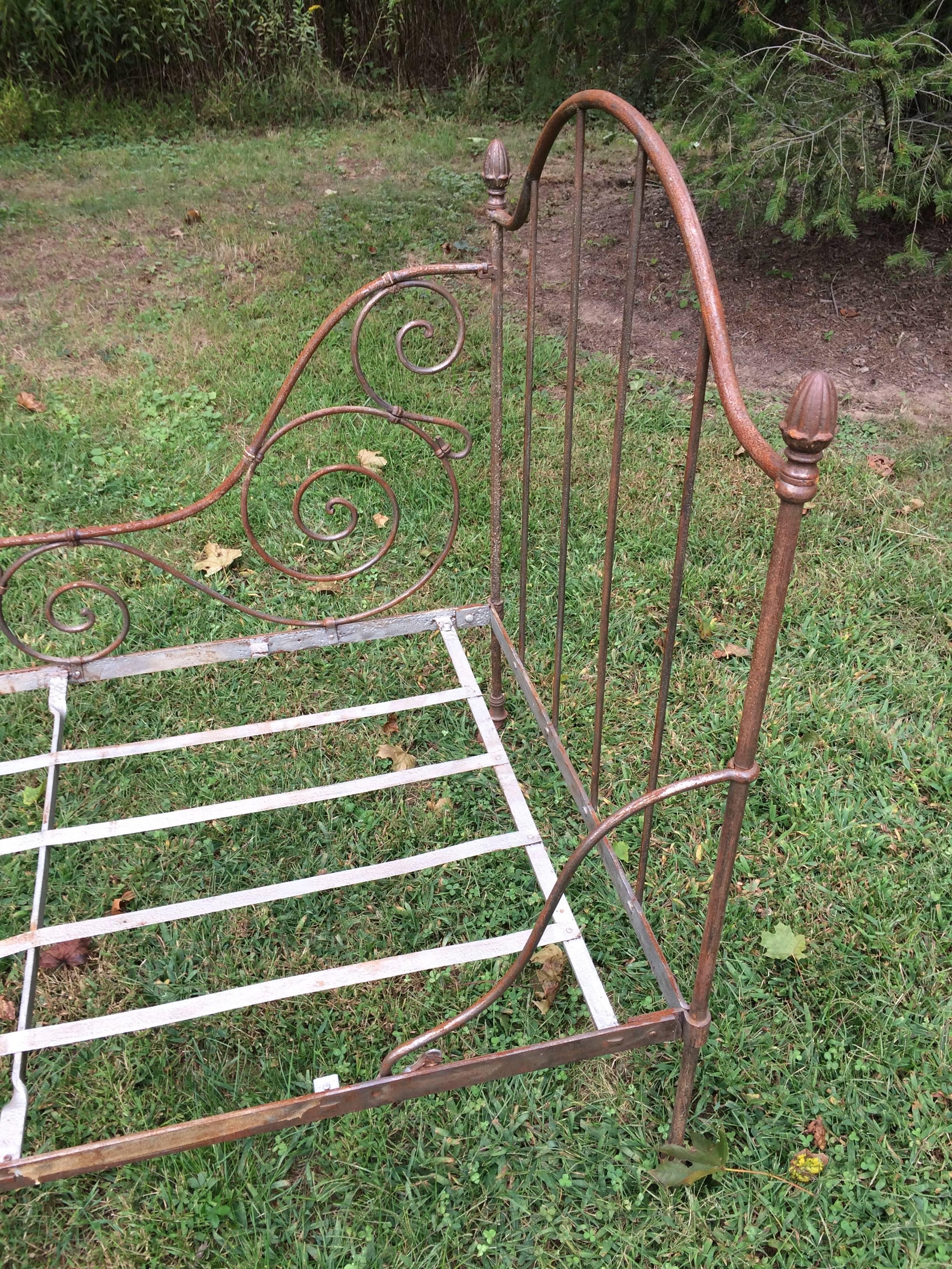 Charming Antique French Iron Daybed In Excellent Condition In Hopewell, NJ