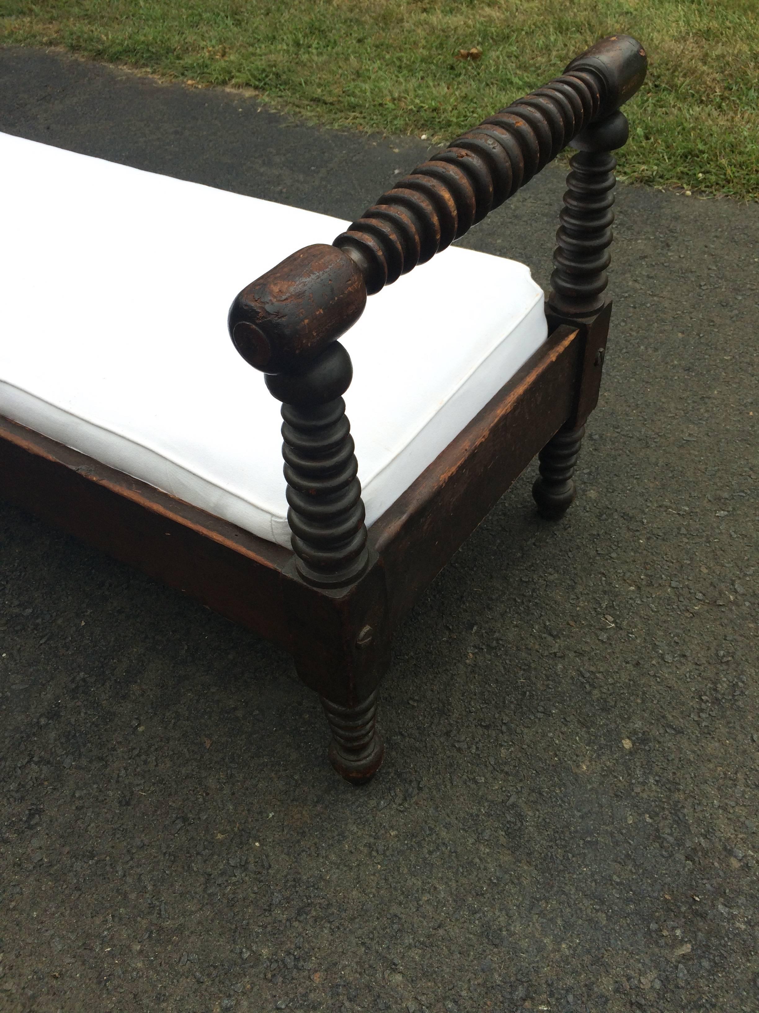 Wonderful Antique Walnut Bench Daybed In Excellent Condition In Hopewell, NJ