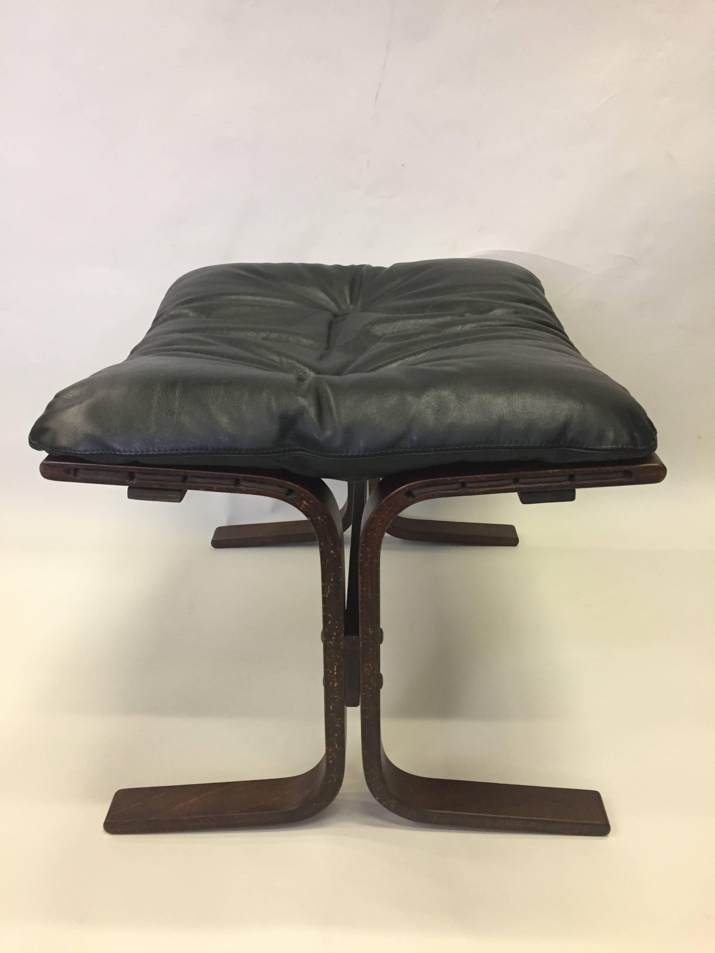 Stylish Norgewian Westnofa Black Leather Club Chairs and Ottoman In Excellent Condition In Hopewell, NJ