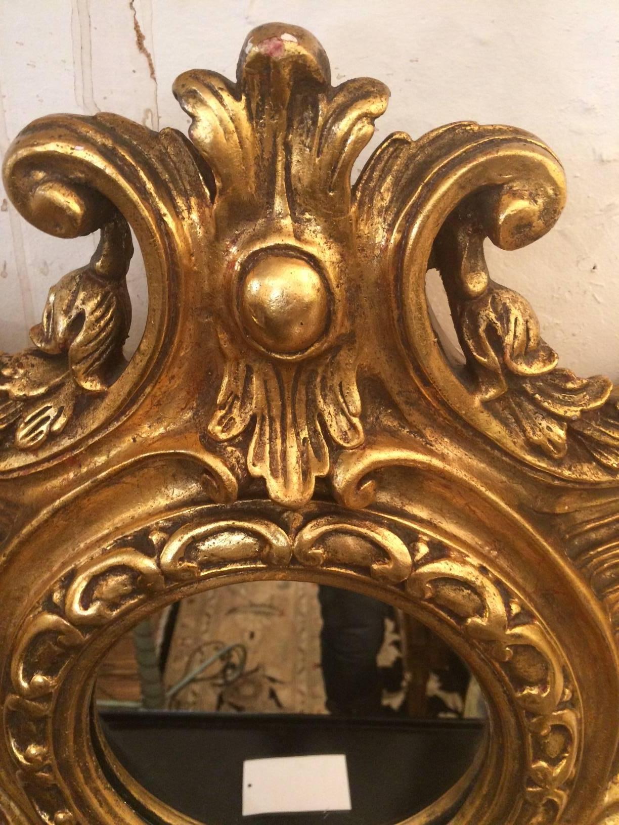 Cartouche orné de plâtre doré et de bois sculpté avec miroir rond de 7