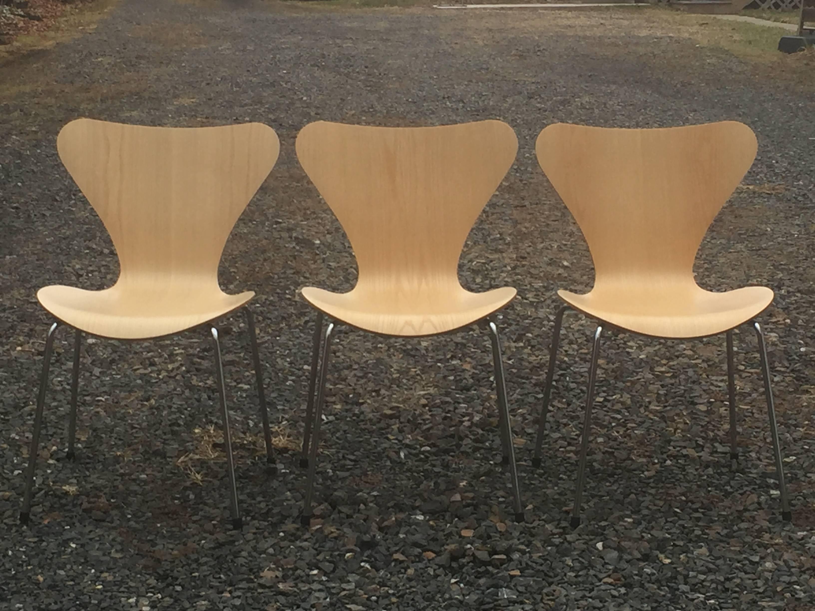  Four Stackable Arne Jacobsen for Fritz Hansen Chairs 2